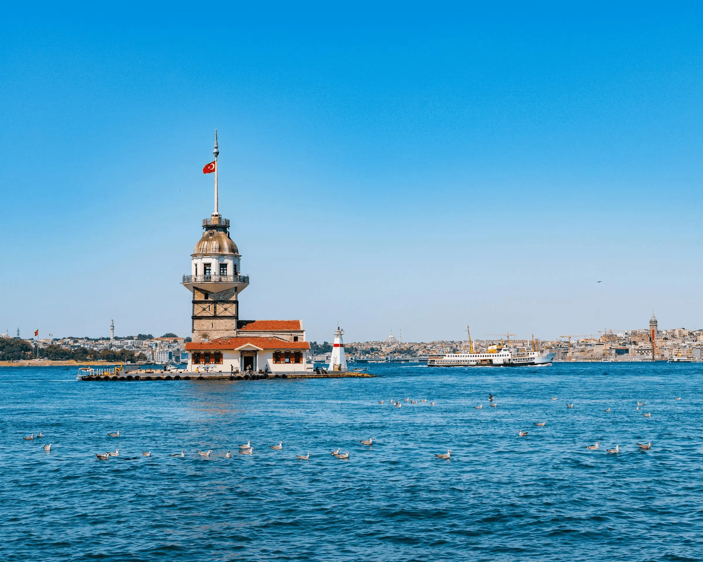 İstanbul'da bir evin salonunu boyayan profesyonel ve titiz boya ustası ekibi
